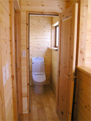 柱のピッチが1mのため、トイレが広々しています。