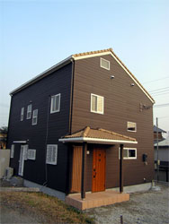 小屋裏に上がる階段を北側に設置するため、北側の軒の高さをあげて棟違いにしました。